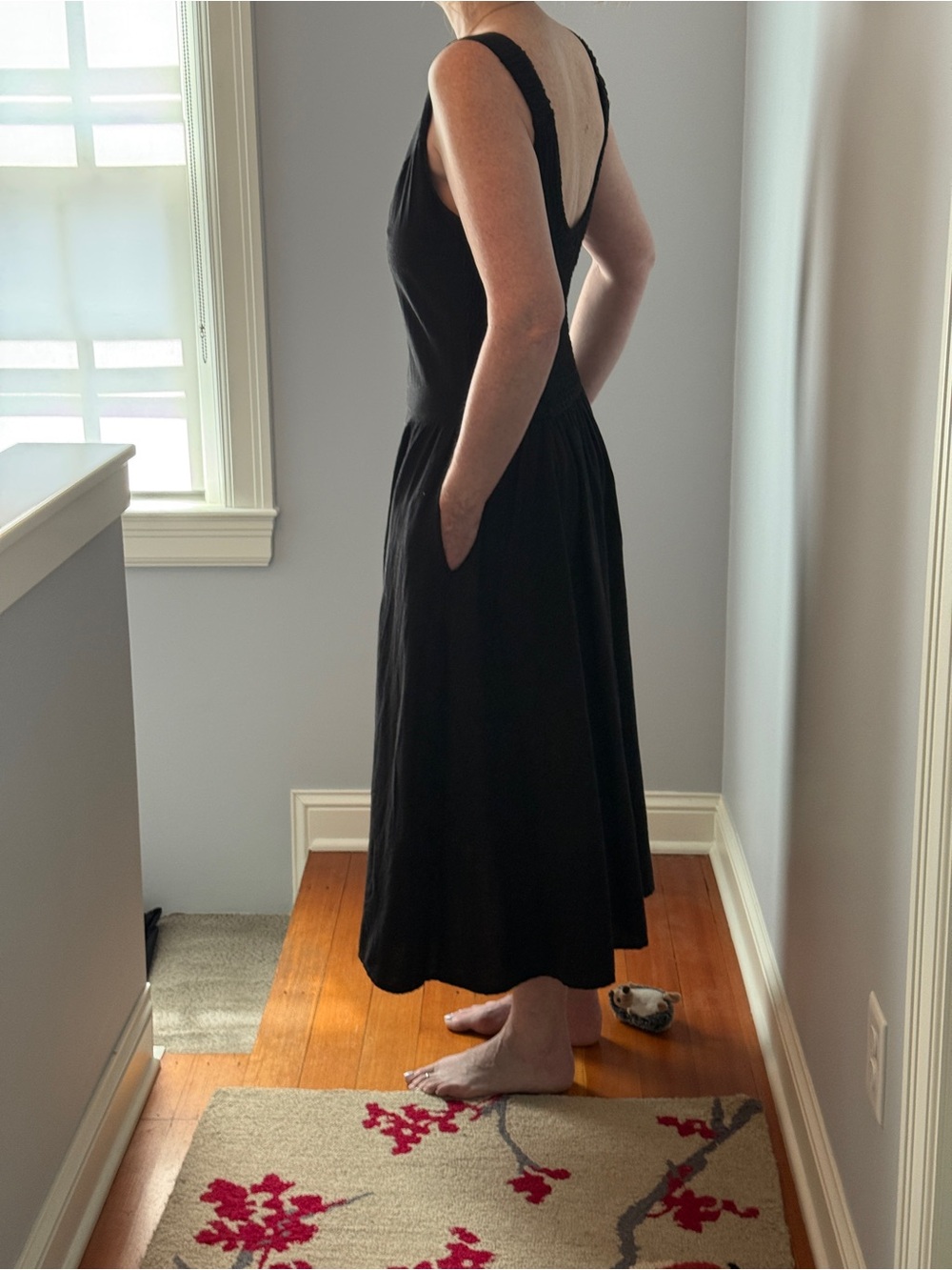 Black Sleeveless Midi Dress with V-Back - Elegant Everyday Midi
